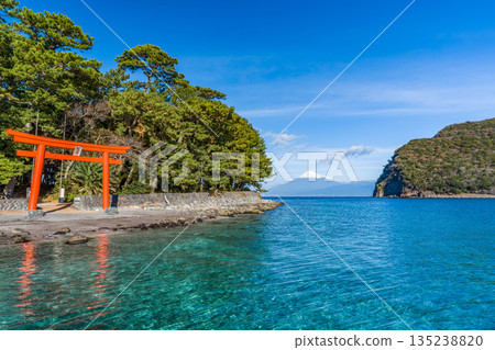 Morokuchi神社鳥居，駿河灣和富士山“戶田，沼津市” 135238820