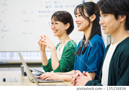 一群年輕男女在會議室開會 135238836