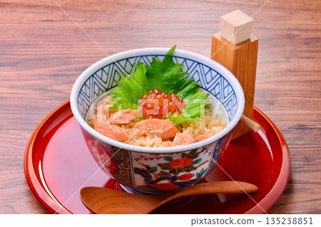 手工製作。宮城縣當地特色菜「鮭魚籽飯」－鮭魚飯配鮭魚籽。 135238851