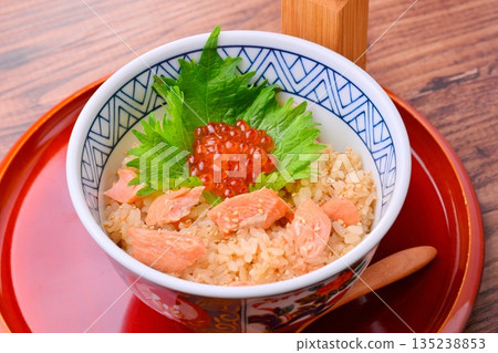 手工製作。宮城縣當地特色菜「鮭魚籽飯」-鮭魚飯配鮭魚籽。 手工製作。宮城縣當地特色菜「鮭魚籽飯」-鮭魚飯配鮭魚籽。 135238853