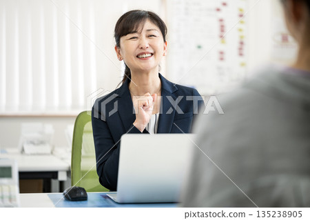 一位 50 多歲、在辦公室工作的職業女性 135238905