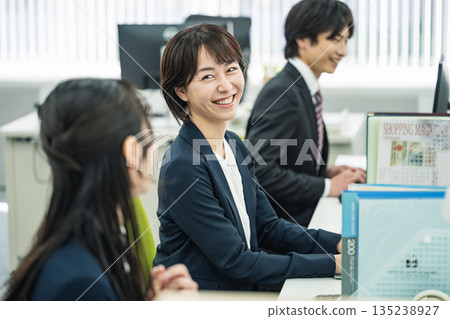 職業女性在辦公室與同事交談 職業女性在辦公室與同事交談 135238927