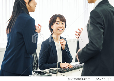 一位身居管理職位的職業婦女正在與她的下屬交談 一位身居管理職位的職業婦女正在與她的下屬交談 135238942