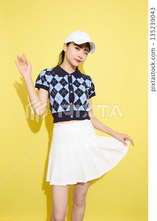 一位年輕女子穿著可愛運動服，背景是淺色的。 135239043