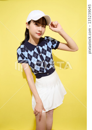 一位年輕女子穿著可愛運動服，背景是淺色的。 135239045