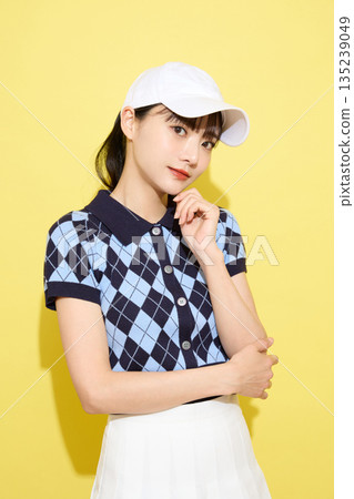 一位年輕女子穿著可愛運動服，背景是淺色的。 135239049