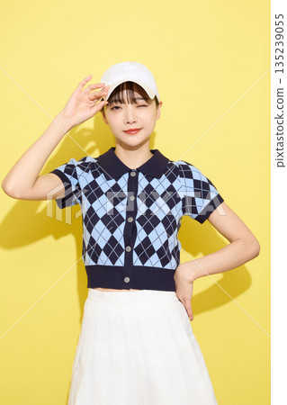 一位年輕女子穿著可愛運動服，背景是淺色的。 135239055