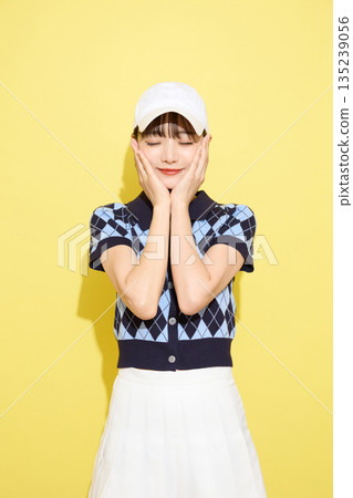 一位年輕女子穿著可愛運動服，背景是淺色的。 135239056