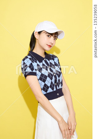 一位年輕女子穿著可愛運動服，背景是淺色的。 135239058