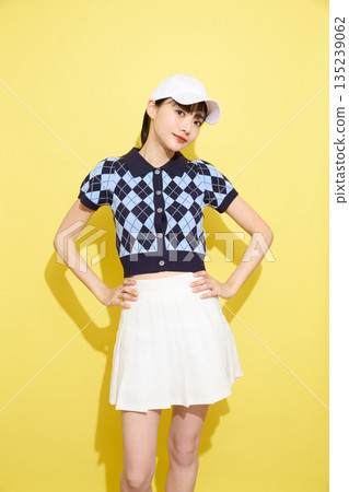 一位年輕女子穿著可愛運動服，背景是淺色的。 135239062