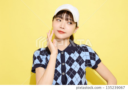 一位年輕女子穿著可愛運動服，背景是淺色的。 135239067