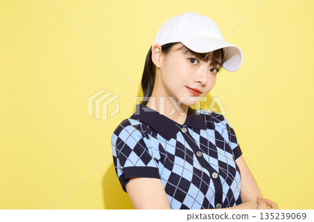 一位年輕女子穿著可愛運動服，背景是淺色的。 135239069