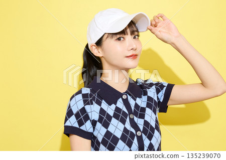 一位年輕女子穿著可愛運動服，背景是淺色的。 135239070