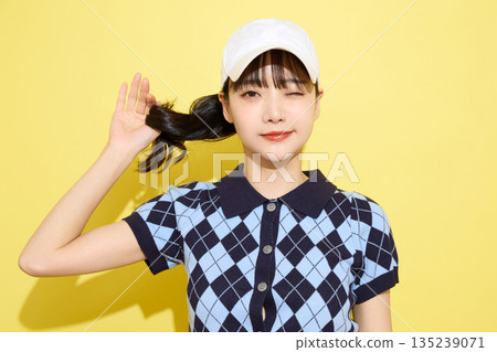 一位年輕女子穿著可愛運動服，背景是淺色的。 135239071