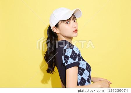 一位年輕女子穿著可愛運動服，背景是淺色的。 135239074