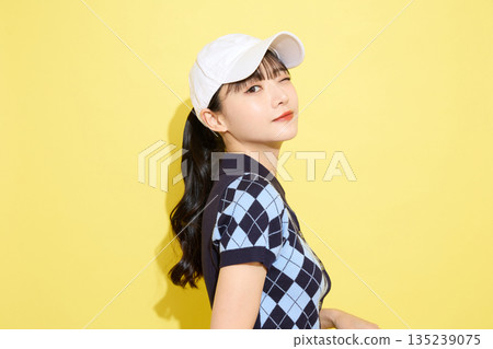 一位年輕女子穿著可愛運動服，背景是淺色的。 135239075