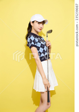 一位年輕女子穿著可愛運動服，背景是淺色的。 135239087