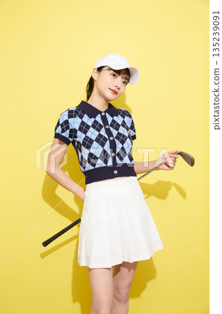 一位年輕女子穿著可愛運動服，背景是淺色的。 135239091