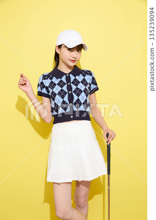 一位年輕女子穿著可愛運動服，背景是淺色的。 135239094