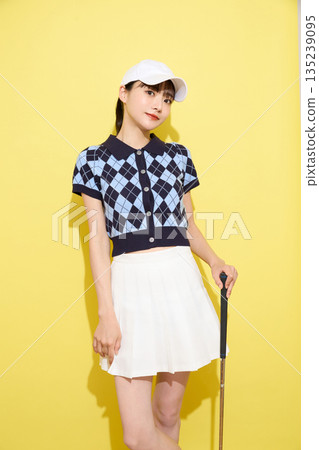 一位年輕女子穿著可愛運動服，背景是淺色的。 135239095