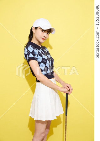 一位年輕女子穿著可愛運動服，背景是淺色的。 135239096