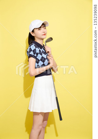一位年輕女子穿著可愛運動服，背景是淺色的。 135239098