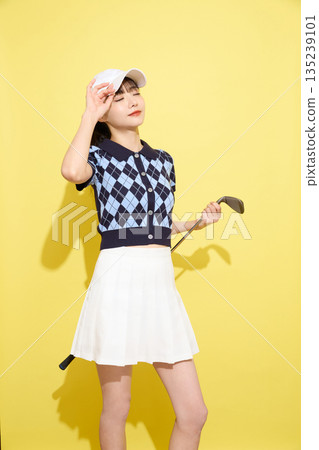 一位年輕女子穿著可愛運動服，背景是淺色的。 135239101