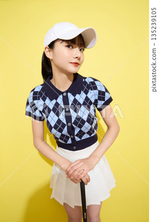 一位年輕女子穿著可愛運動服,背景是淺色的。 一位年輕女子穿著可愛運動服,背景是淺色的。 135239105