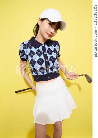 一位年輕女子穿著可愛運動服,背景是淺色的。 一位年輕女子穿著可愛運動服,背景是淺色的。 135239108