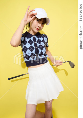 一位年輕女子穿著可愛運動服,背景是淺色的。 一位年輕女子穿著可愛運動服,背景是淺色的。 135239109