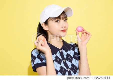 一位年輕女子穿著可愛運動服，背景是淺色的。 135239111