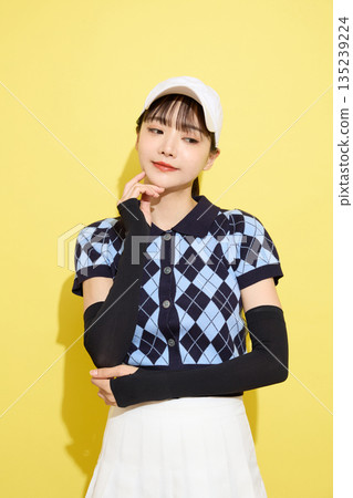 一位年輕女子穿著可愛運動服，背景是淺色的。 135239224