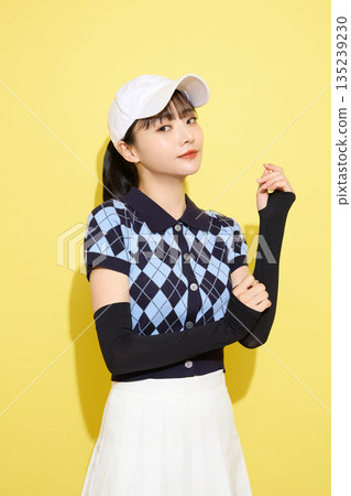 一位年輕女子穿著可愛運動服,背景是淺色的。 一位年輕女子穿著可愛運動服,背景是淺色的。 135239230