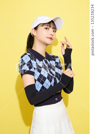 一位年輕女子穿著可愛運動服，背景是淺色的。 135239234