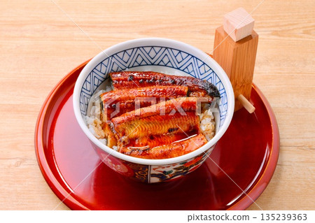 "Unagi bowl" made with domestically produced grilled eel. 135239363
