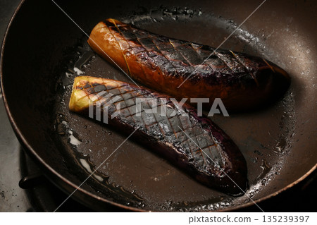 烤茄子烹飪場景 烤茄子烹飪場景 135239397