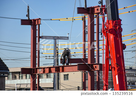 移動式起重機正在建築工地組裝鋼結構框架 移動式起重機正在建築工地組裝鋼結構框架 135239516