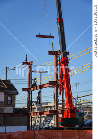 移動式起重機正在建築工地組裝鋼結構框架 移動式起重機正在建築工地組裝鋼結構框架 135239519