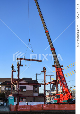 移動式起重機正在建築工地組裝鋼結構框架 移動式起重機正在建築工地組裝鋼結構框架 135239523