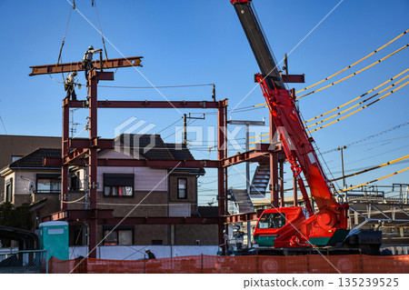 移動式起重機正在建築工地組裝鋼結構框架 移動式起重機正在建築工地組裝鋼結構框架 135239525