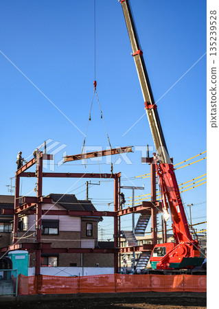 移動式起重機正在建築工地組裝鋼結構框架 移動式起重機正在建築工地組裝鋼結構框架 135239528