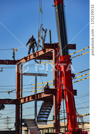 一個用移動式起重機組裝材料的建築工地。 135239532