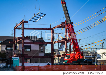 一個用移動式起重機組裝材料的建築工地。 135239534