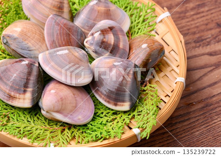 圖片展示了國產蛤蜊、蛤蜊、貝類和其他食材。 135239722