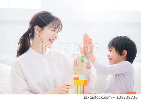 幼兒成功建造積木並從中學習後,會和媽媽擊掌慶祝——發展非認知技能 幼兒成功建造積木並從中學習後,會和媽媽擊掌慶祝——發展非認知技能 135239736