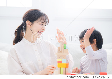 幼兒成功建造積木並從中學習後，會和媽媽擊掌慶祝——發展非認知技能 135239737