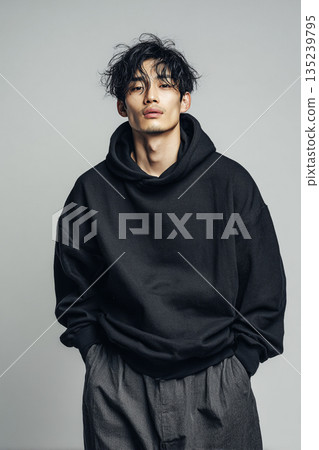 模型素材照片 - 男模特兒身穿黑色連帽衫。 135239795
