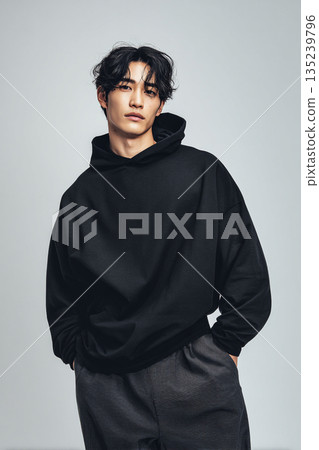 模型素材照片 - 男模特兒身穿黑色連帽衫。 135239796
