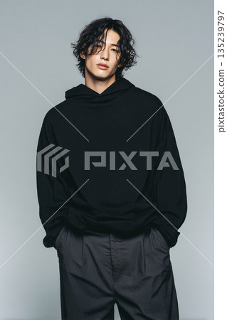 模型素材照片 - 男模特兒身穿黑色連帽衫。 135239797