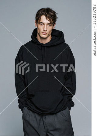 模型素材照片 - 男模特兒身穿黑色連帽衫。 135239798